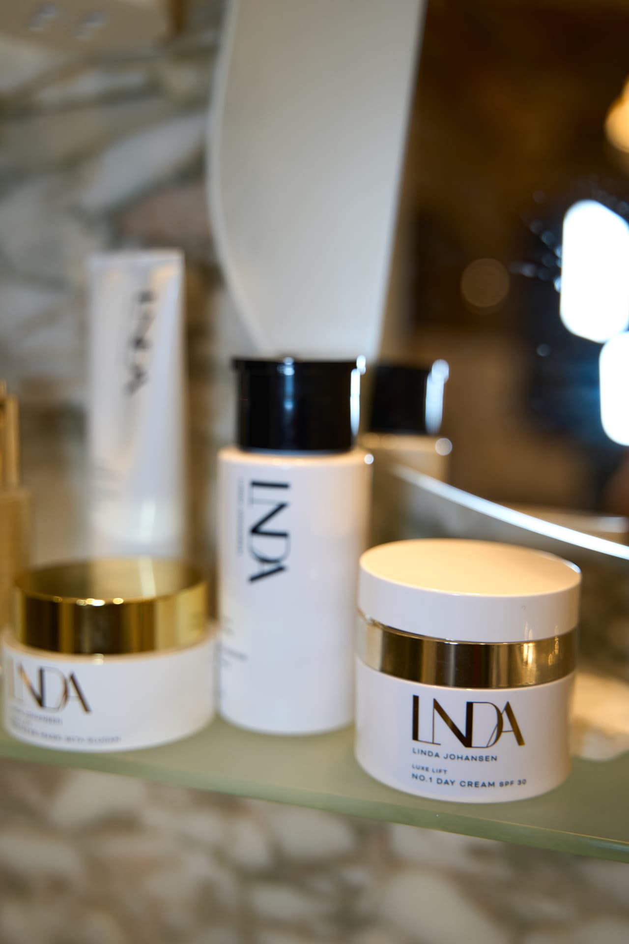 Засоби LNDA Luxe Lift на дзеркальній полиці